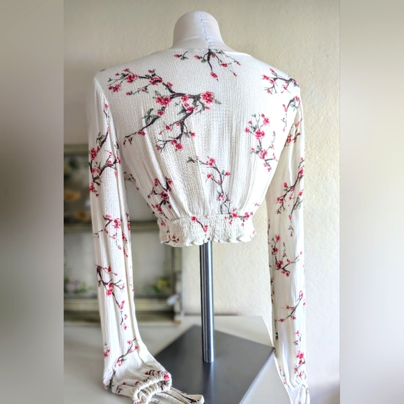 🐰Cream & Pink Floral V-Neck Long Sleeve Top - Picture 3 of 6